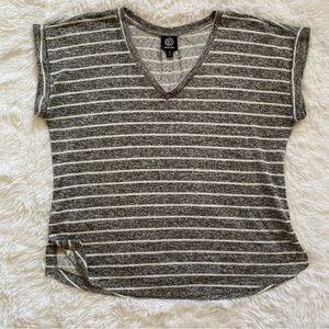 Bobeau striped knit short sleeve v-neck top - grey & white